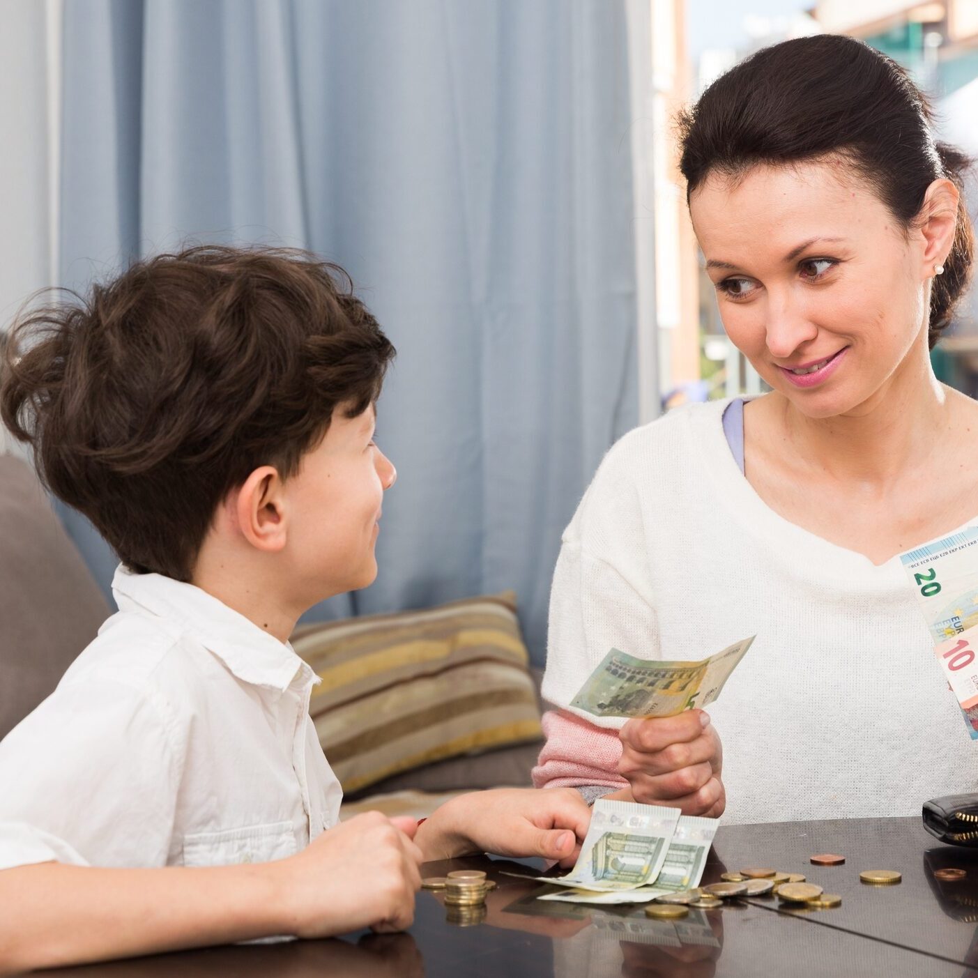 Mutter gibt Sohn Taschengeld